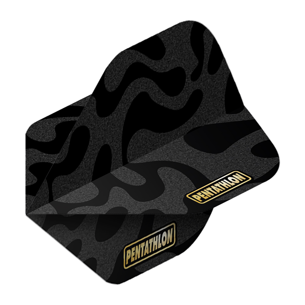 Pentathlon Flights RT Camo Das Bild zeigt das Produkt "Pentathlon RT Camo No2 Standard Flights". Die Flight hat ein schwarzes Camouflage-Muster und das Pentathlon-Logo in Gelb.