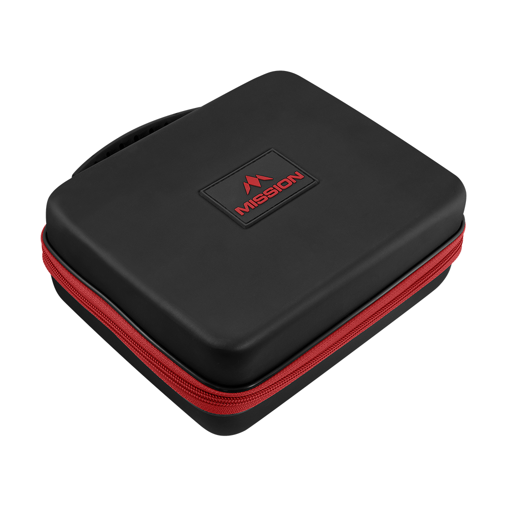 Portfel Mission Luxor Dart Das Bild zeigt eine schwarze Dart-Tasche mit einem roten Reißverschluss. Auf der Oberseite steht das Wort „MISSION“ in Rot.