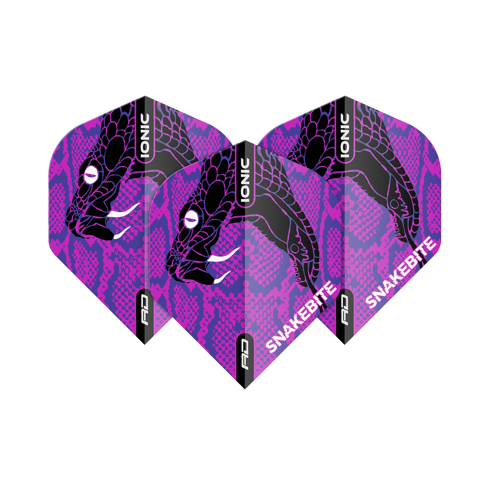 TF6570_Red_Dragon_Hardcore_Ionic_Snakebite_Purple_Head_Standard_Flights_1M5Gepr9rFyyhg Das Bild zeigt drei Dart-Flights mit einem auffälligen lila-schwarzen Schlangenkopf-Design. Auf den Flights stehen die Wörter "IONIC" und "SNAKEBITE".