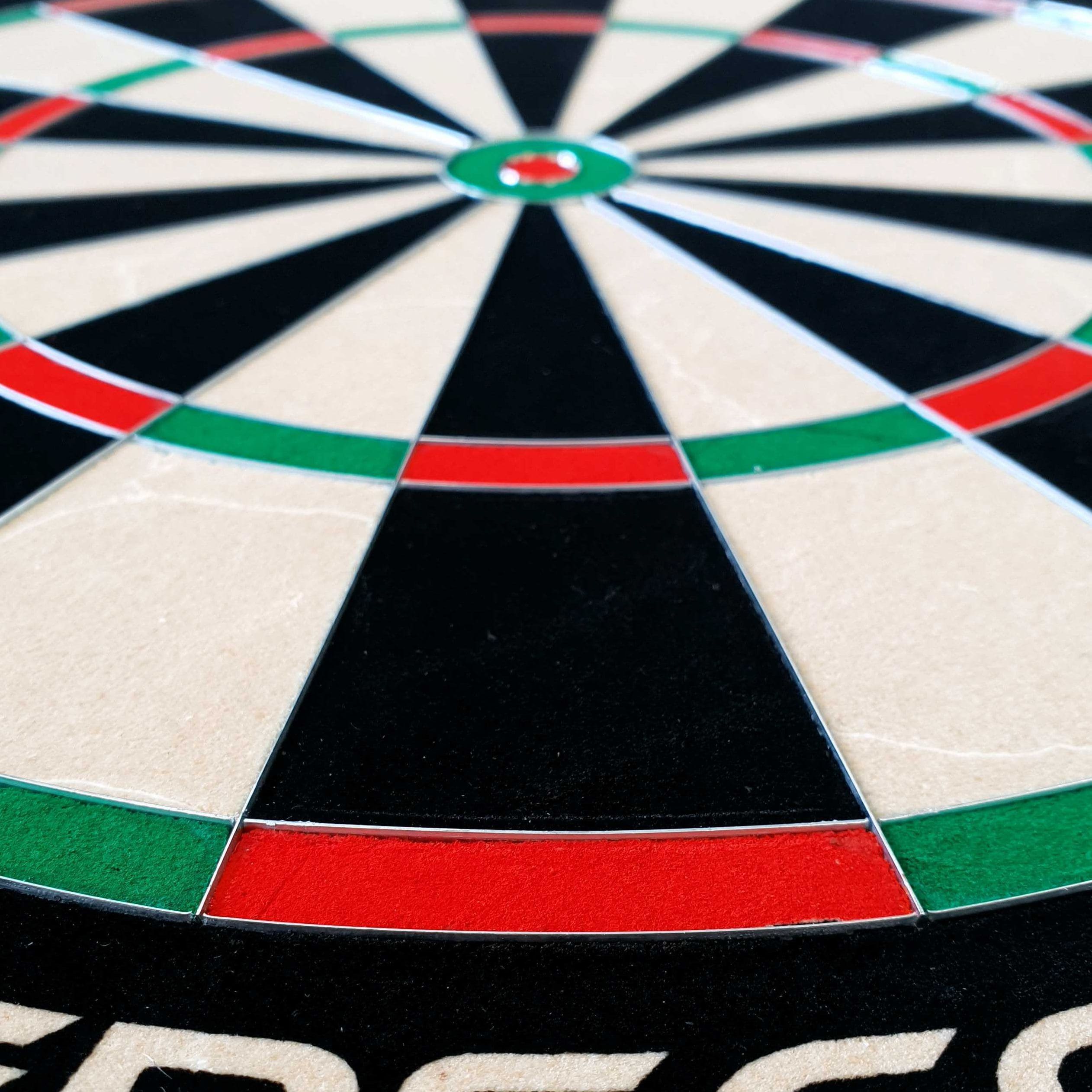Tarcza do darta GOAT Everscore Steel Das Bild zeigt ein GOAT Everscore Steeldartboard aus nächster Nähe. Die farbigen Felder und der Mittelpunkt sind deutlich erkennbar.