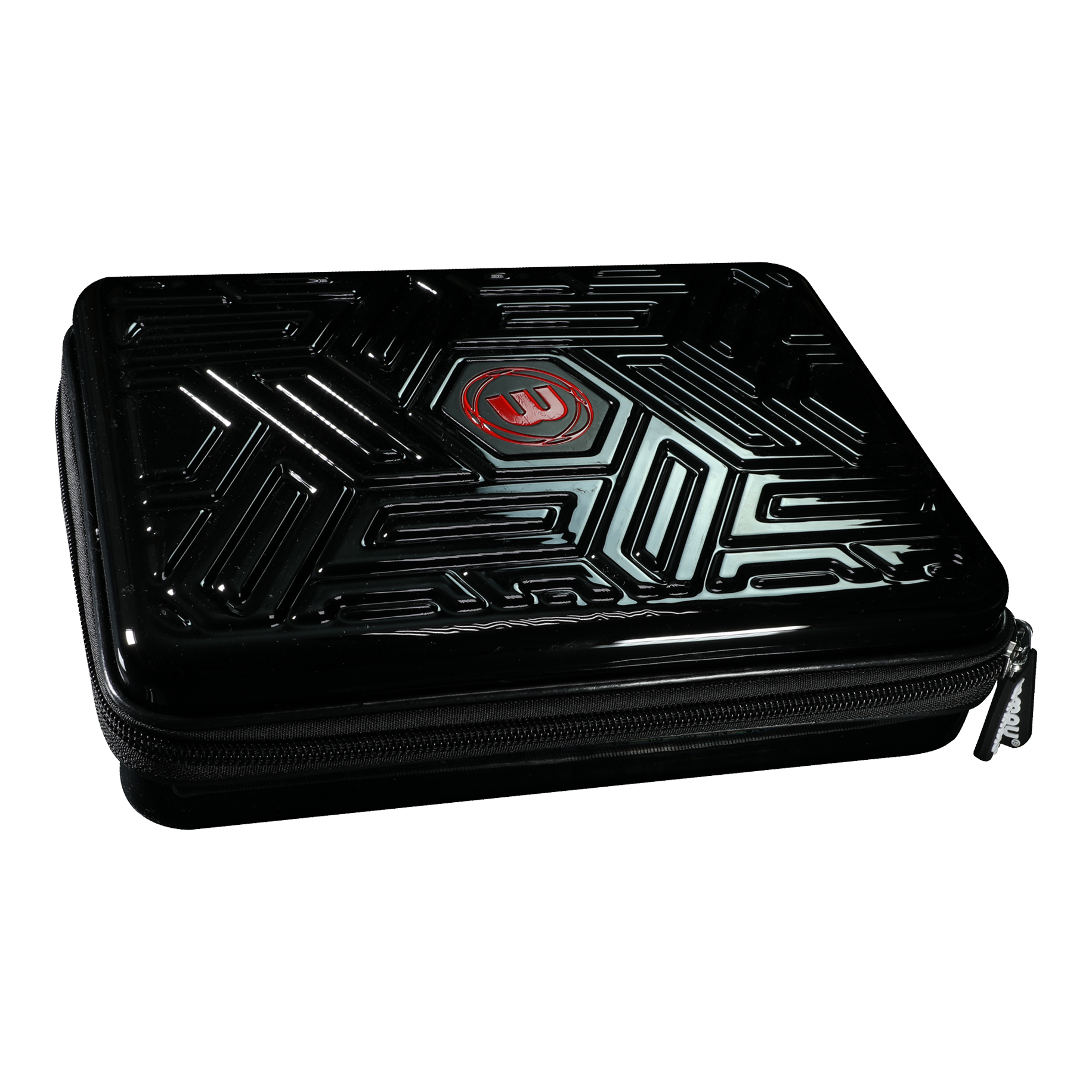 Winmau Armor G4 Dartwallet Das Bild zeigt ein schwarzes Dart-Etui mit einem glänzenden, geometrischen Muster auf der Oberfläche. In der Mitte befindet sich ein rotes Winmau-Logo.