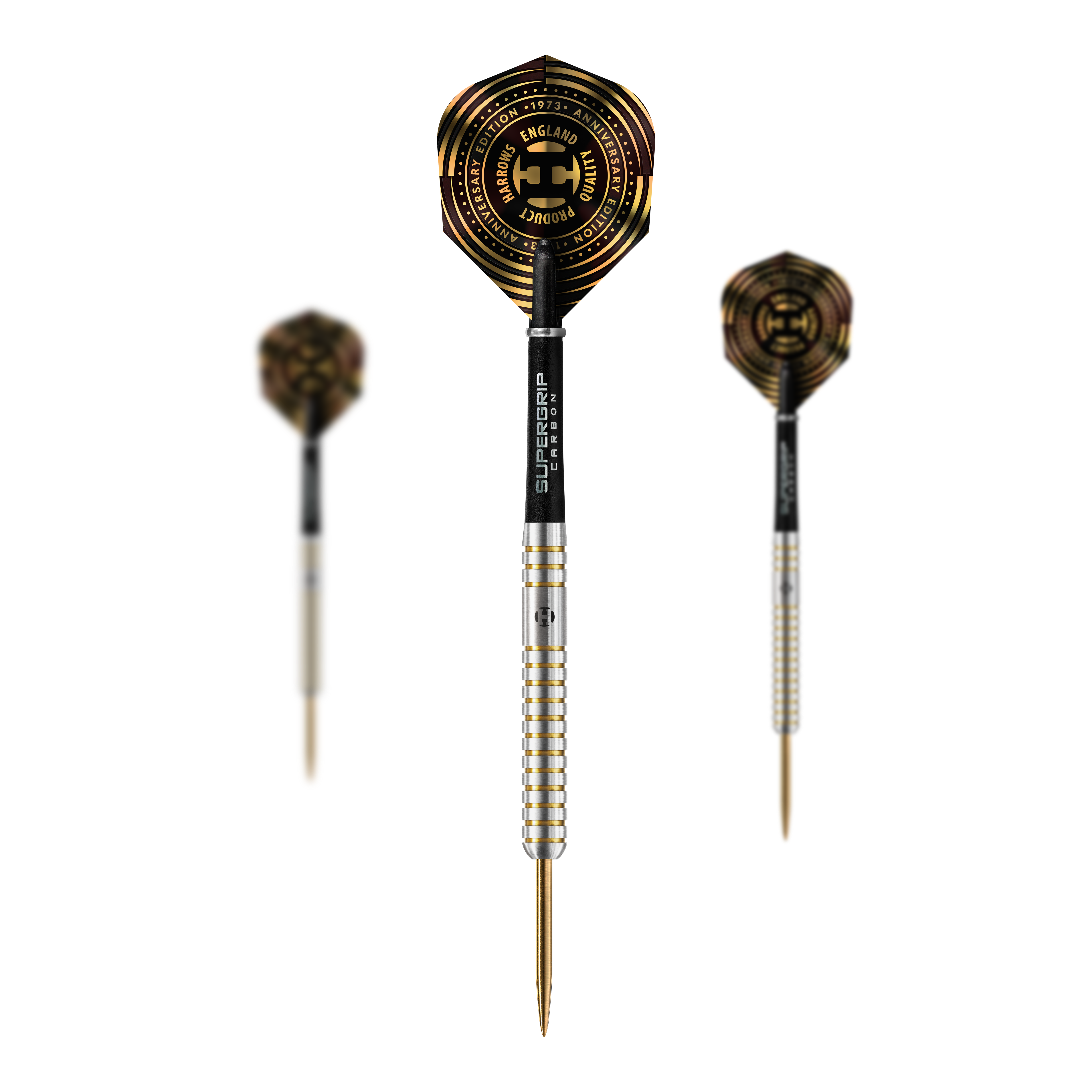 Edycja rocznicowa Harrows Oryginalne Steeldarts Auf dem Bild sind drei Steeldarts mit silbernem Schaft und gold-schwarzen Flights zu sehen. In der Mitte steht ein Dart, auf dessen Flight das Logo zum Jubiläum der Marke Harrows abgebildet ist.