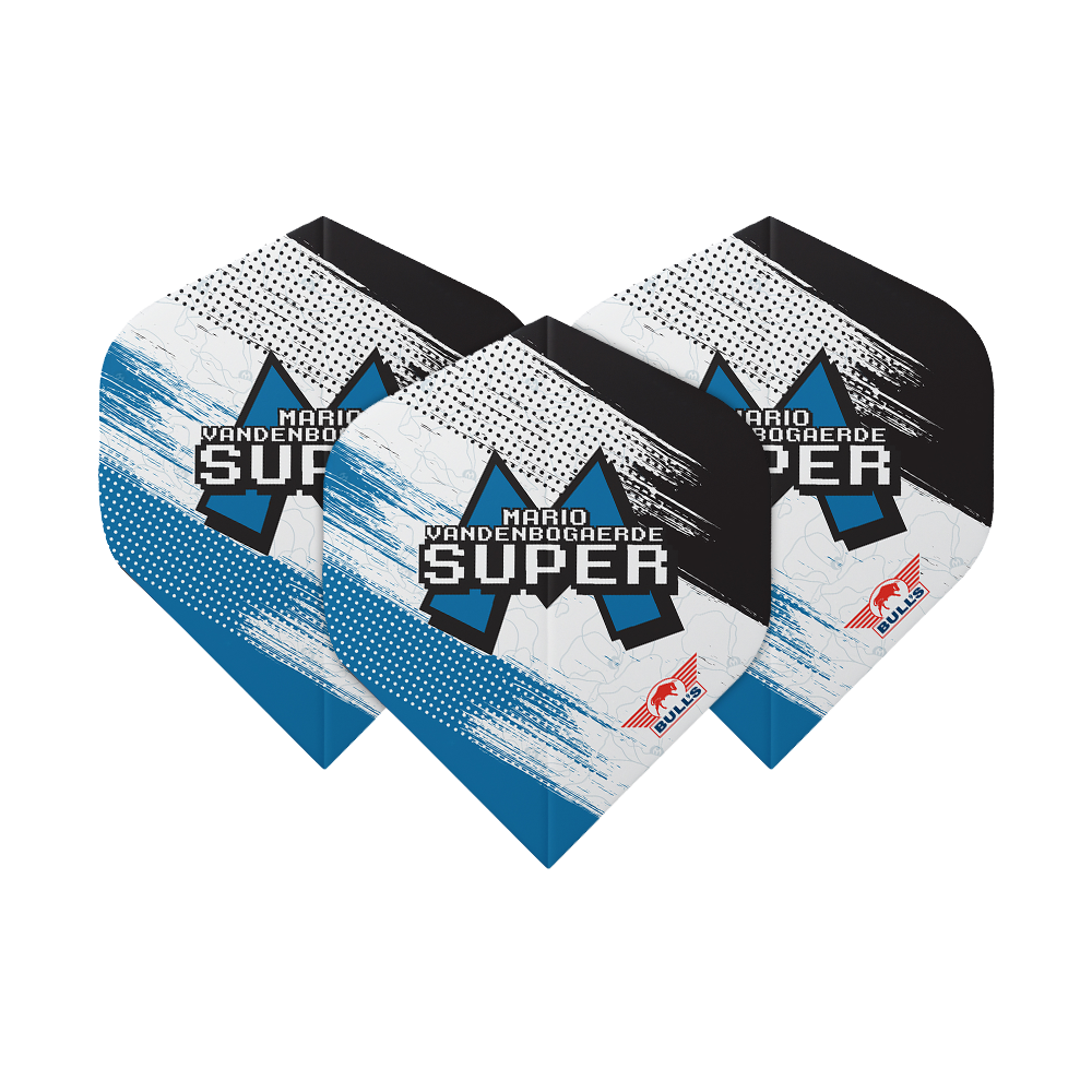 Das Bild zeigt drei Dartflights mit dem Aufdruck "Mario Vandenbogaerde SUPER" in Blau, Schwarz und Weiß. Unten rechts befindet sich das rote Bulls NL Logo.