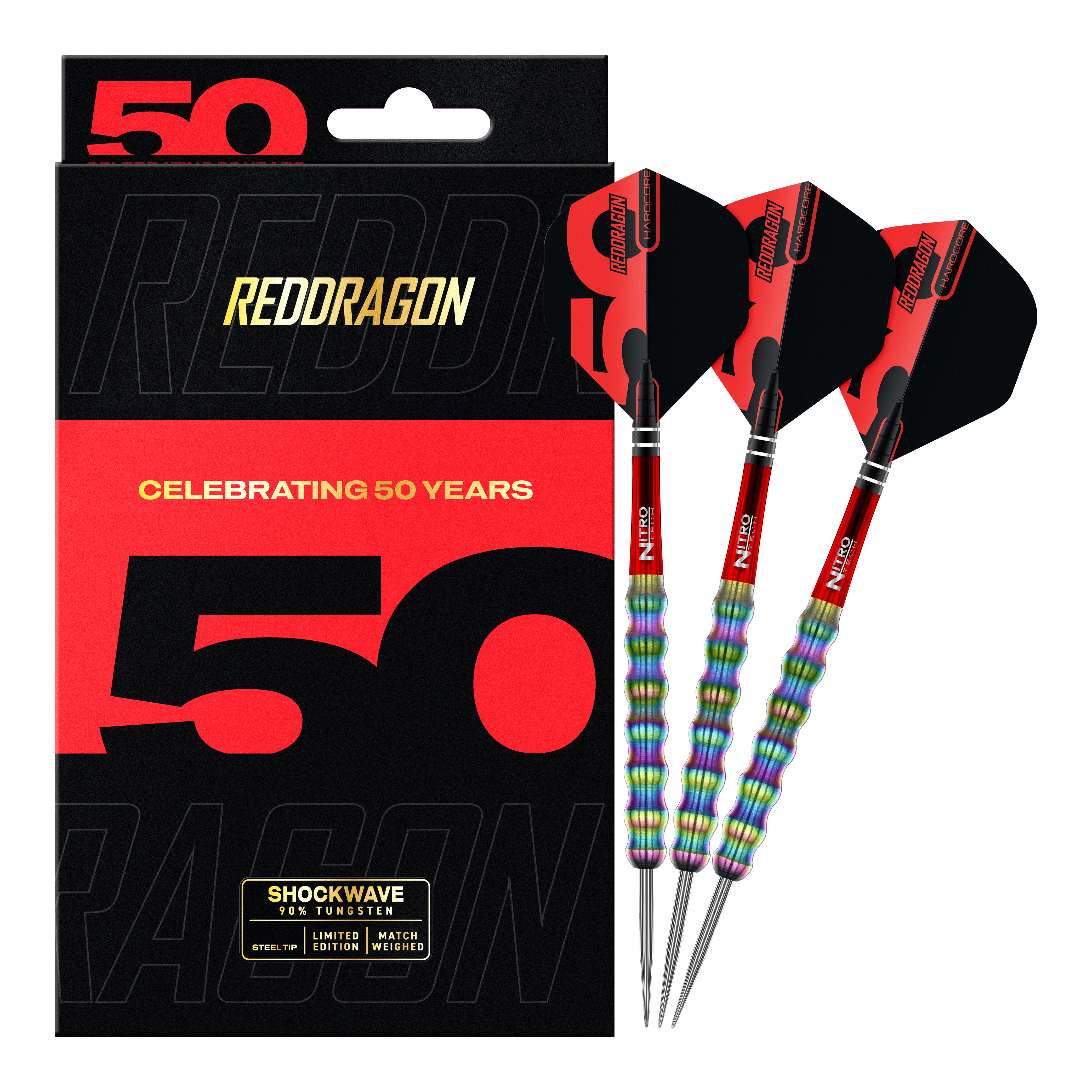 Das Bild zeigt die "Red Dragon 50 Year Collection Shockwave Steeldarts - 26g" zusammen mit ihrer Verpackung. Die Darts haben einen bunten, metallischen Schaft und schwarze Flights mit roten Akzenten.