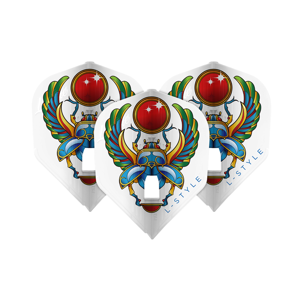 Loty Anastasia Dobromyslova V3 White L3KAMI w stylu L Das Bild zeigt drei weiße Dart-Flights mit einem bunten Skarabäus-Design und der Aufschrift "L-STYLE". Die Flügel des Käfers sind weit ausgebreitet und eine leuchtend rote Kugel ist oben abgebildet.