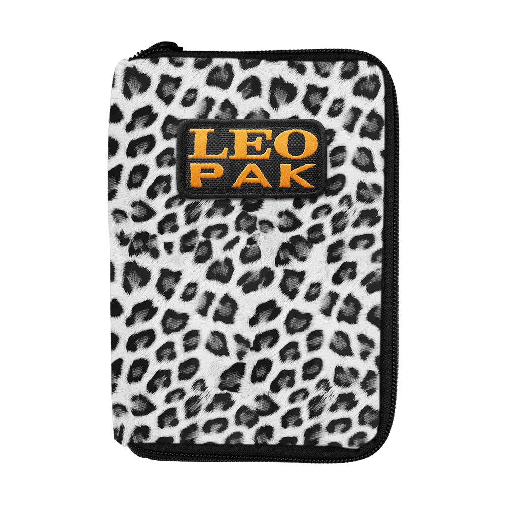 704_The_Pak_Dartcase_LeoPak_Leopard_1_Grau Das Bild zeigt ein Etui mit Leopardenmuster und einem Reißverschluss. Auf der Vorderseite befindet sich ein Aufnäher mit der Aufschrift „LEO PAK“ in gelber Schrift.