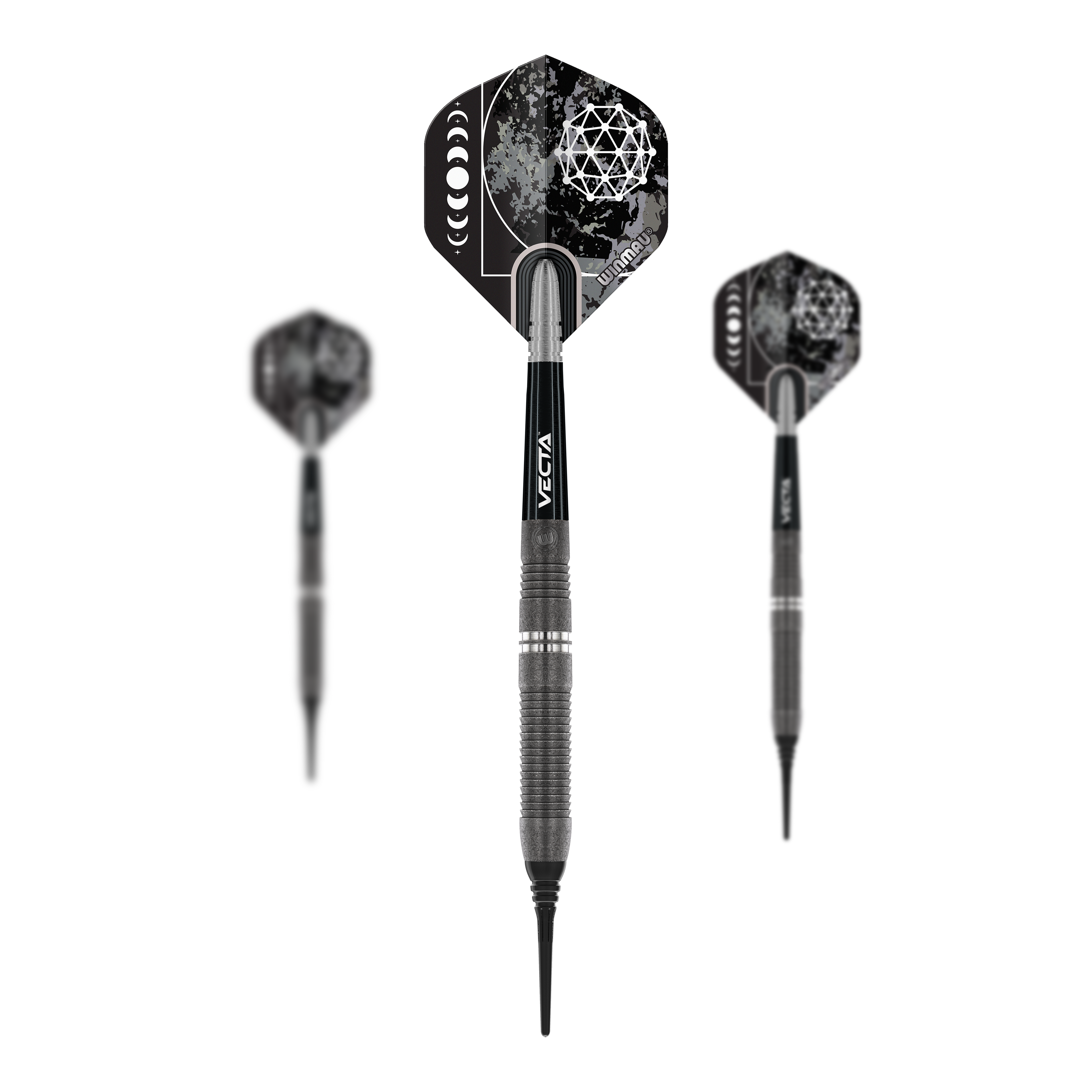 Das Bild zeigt drei Softdarts des Modells "Winmau Callisto 03" mit einem Gewicht von 20g. Die Darts haben schwarze Flights mit geometrischem Muster und schwarzen Schäften.