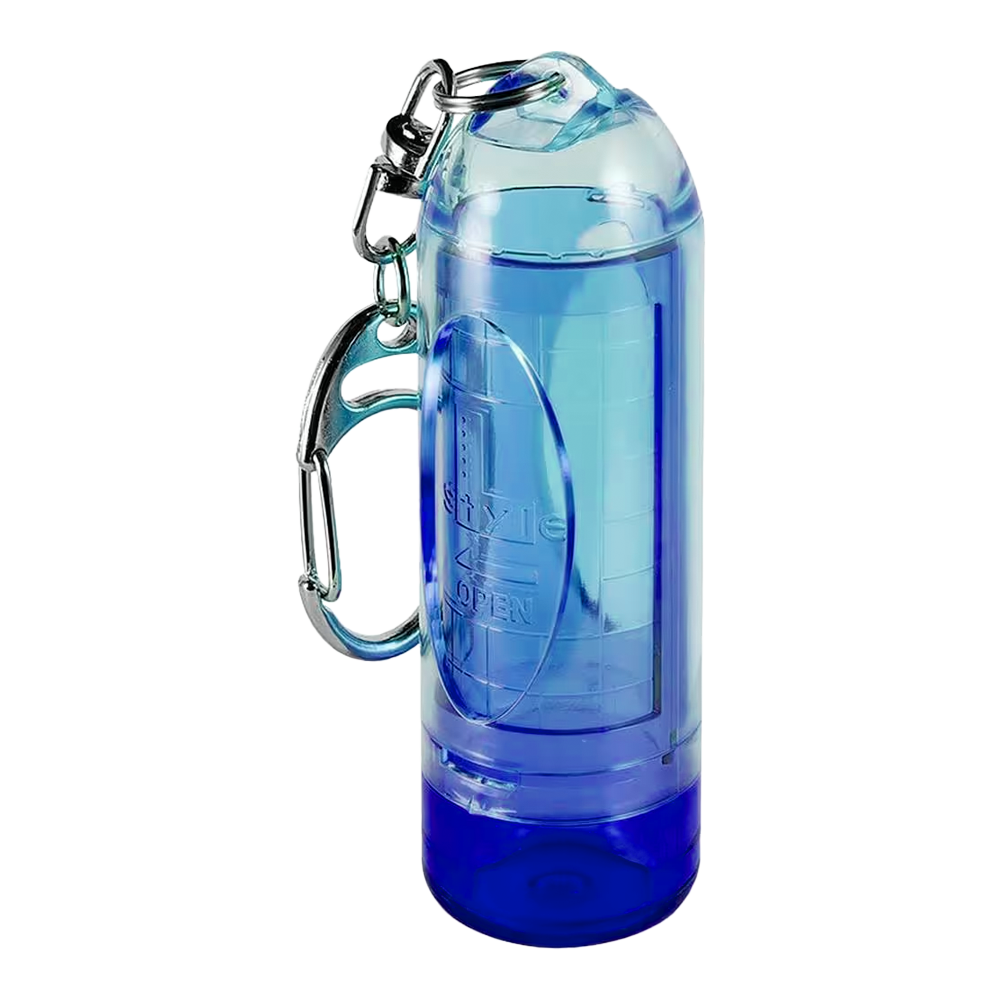 Etui na końcówki do ust w stylu L Dies ist ein blauer, transparenter Kunststoffbehälter mit einem Karabiner. Er eignet sich zum Aufbewahren kleiner Gegenstände und kann einfach an Taschen befestigt werden.