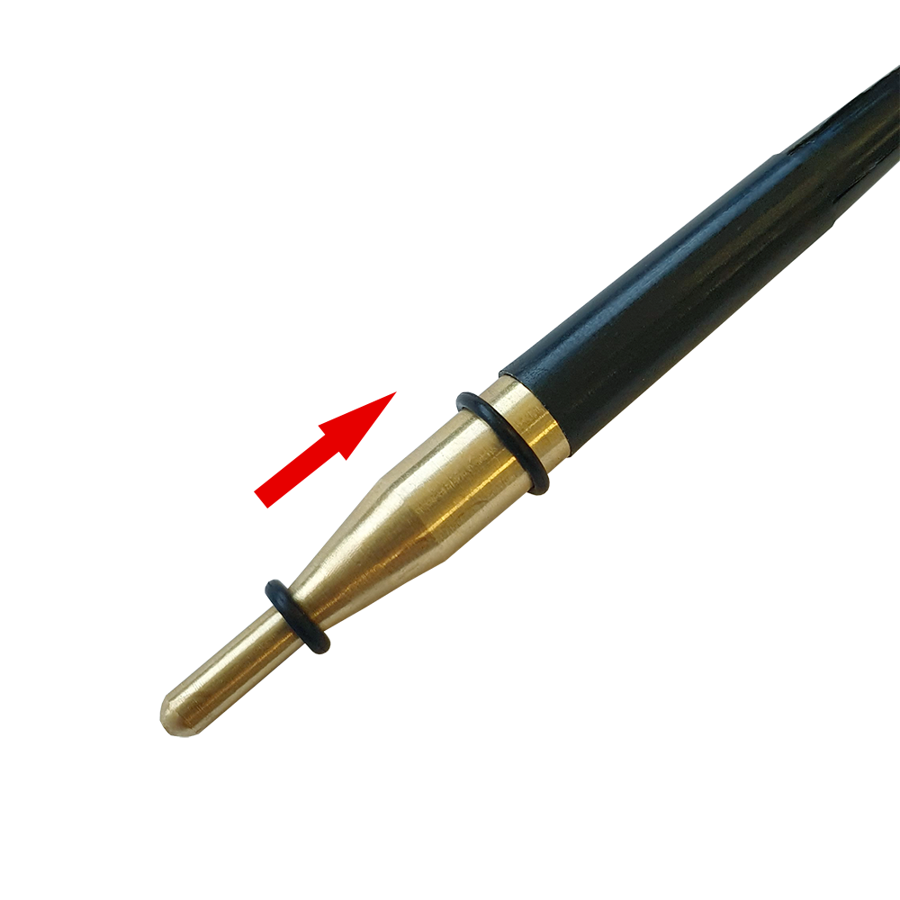 601A_Shaftgummis_20er_Set_inkl_-berzieher_2 Das Bild zeigt einen Messingstab mit zwei schwarzen Gummiringen, die als Shaftgummis dienen. Ein roter Pfeil weist auf einen der Gummiringe hin.
