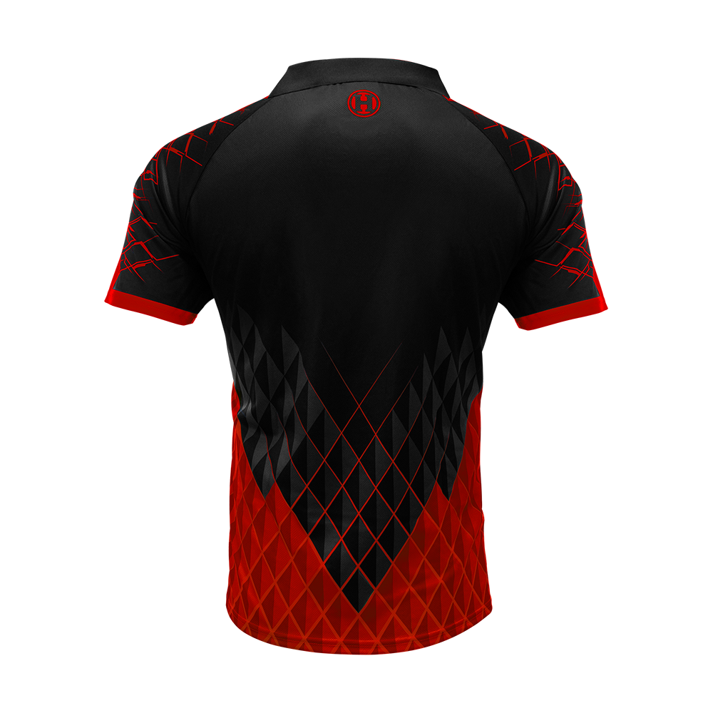 HRS-26036_Harrows_Paragon_Dartshirt_Rot_2 Das Bild zeigt das Harrows Paragon Dartshirt in Rot von hinten. Das Shirt hat ein modernes Design mit schwarzen und roten geometrischen Mustern.