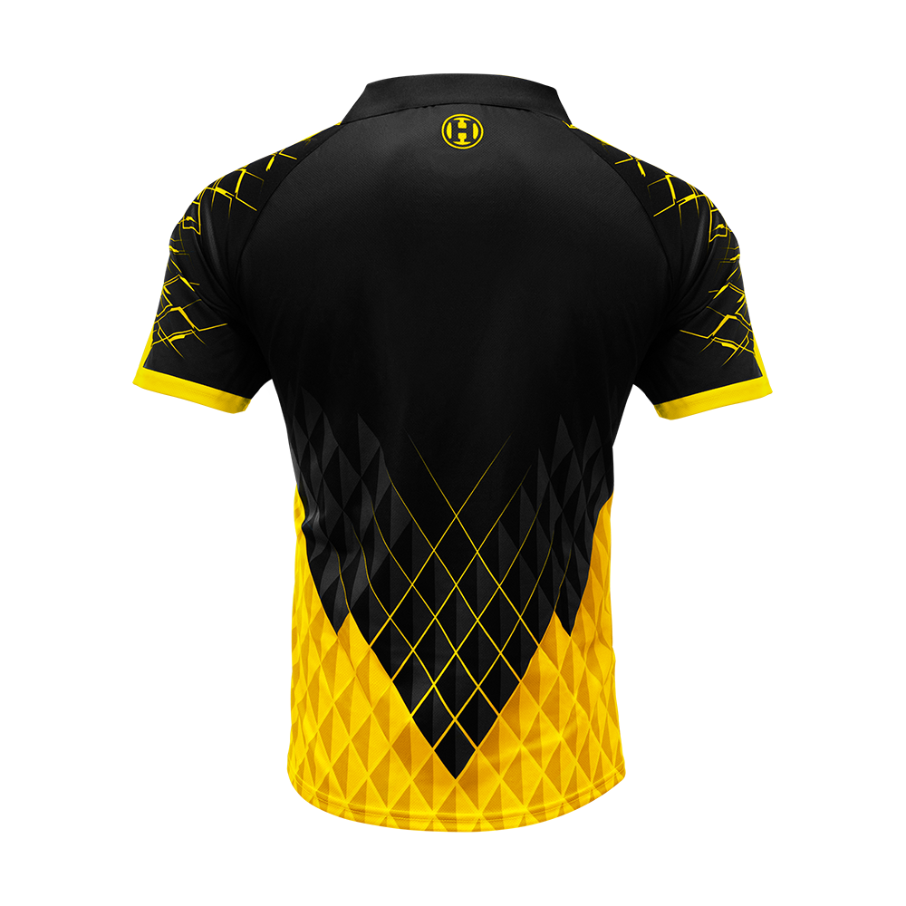 HRS-26517_Harrows_Paragon_Dartshirt_Gelb_2 Das Bild zeigt das Harrows Paragon Dartshirt in Gelb von hinten. Das Shirt hat ein auffälliges schwarz-gelbes Muster mit geometrischen Formen.