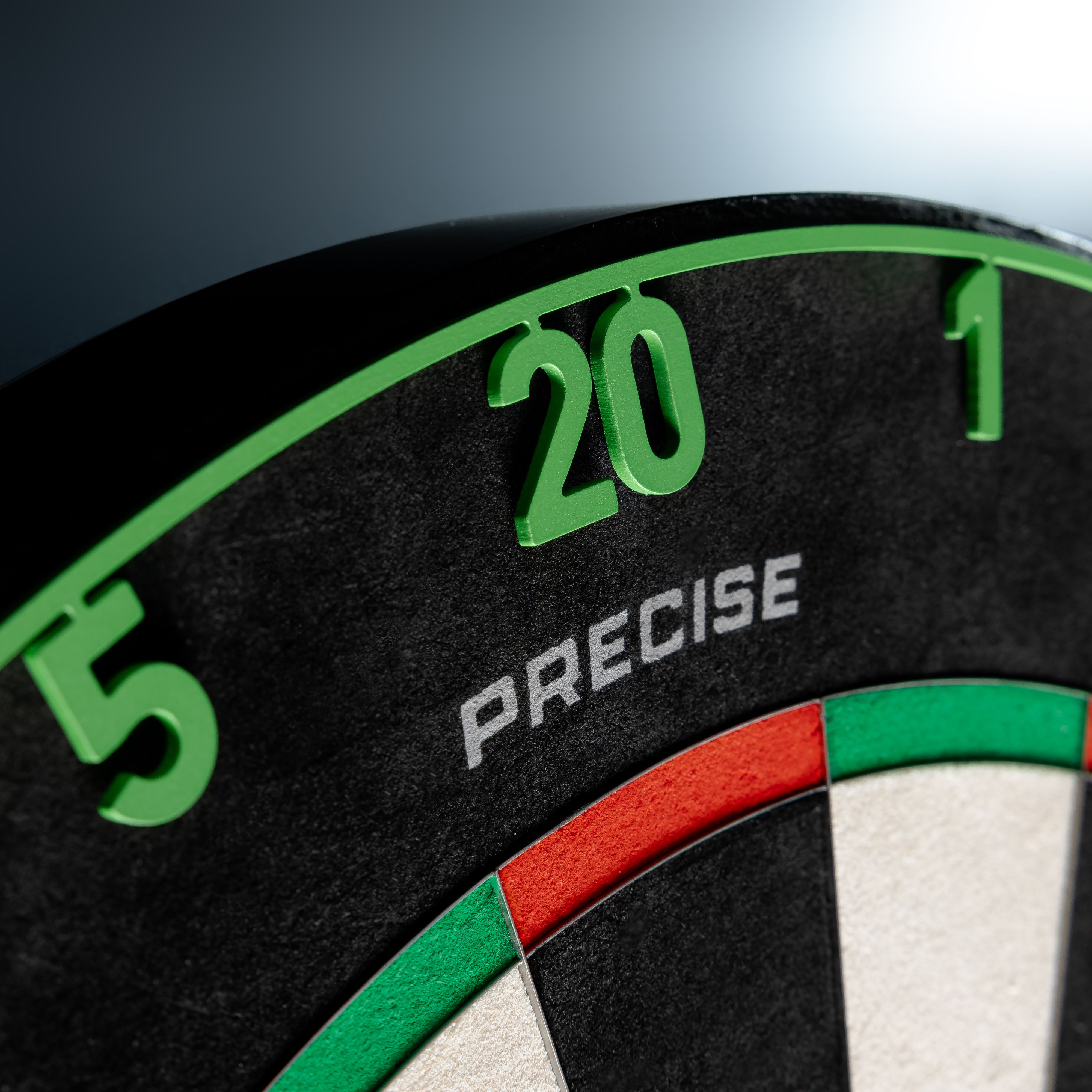 Precyzyjna stalowa tarcza do darta Endorphine 180 z pierścieniem numerowanym – szmaragdowo zielona Auf dem Bild ist das Precise 180 Endorphine Steeldartboard mit Nummernring zu sehen. Das Dartboard hebt sich durch sein modernes Aussehen hervor.