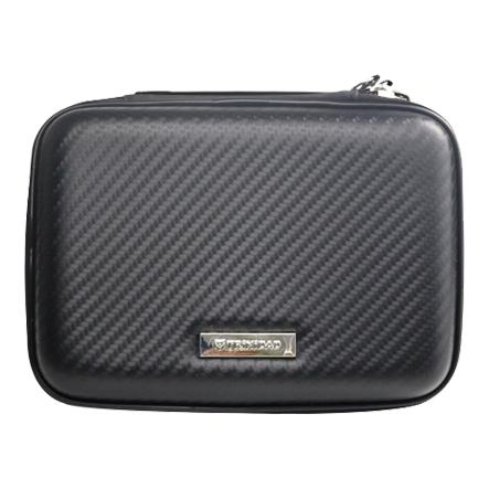 Dies ist ein schwarzes Dartcase mit einer Carbon-Optik. Auf der Vorderseite befindet sich ein silbernes Schild mit dem Schriftzug "TRINIDAD".