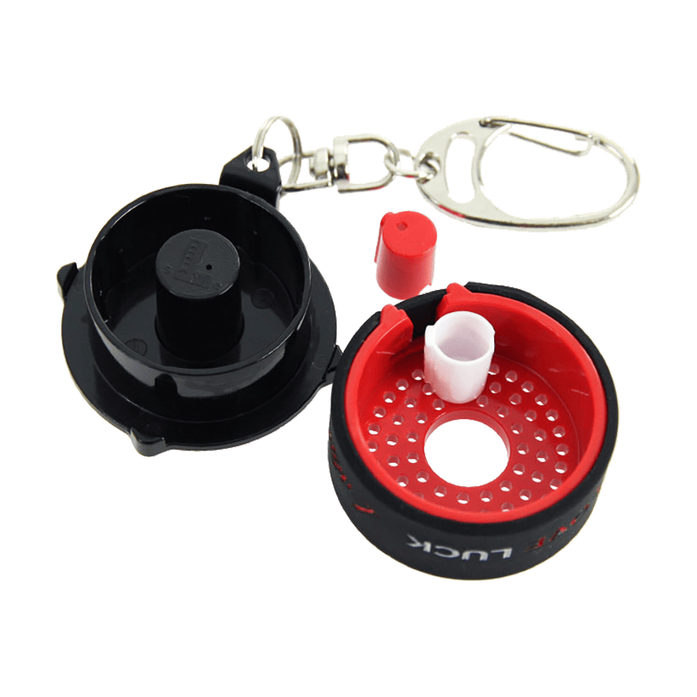 LSF18_L-Style_Bull_Spitzen-und-Shaftrestentferner_2 Das Bild zeigt den "L-Style BULL Spitzen- und Shaftrestentferner". Das Produkt besteht aus einem kleinen Werkzeug mit Schlüsselanhänger zum Entfernen von abgebrochenen Dartspitzen und Schäften.