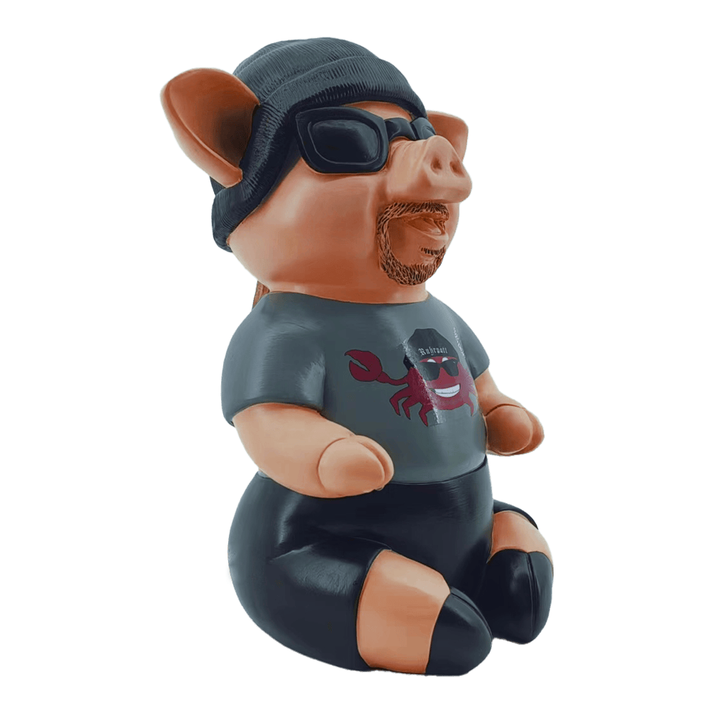 Markus Krebs Fraza Świnka Das Bild zeigt das Produkt "Markus Krebs Phrasenschwein". Die lustige Figur ist als Schwein gestaltet und trägt Sonnenbrille, Mütze und T-Shirt.