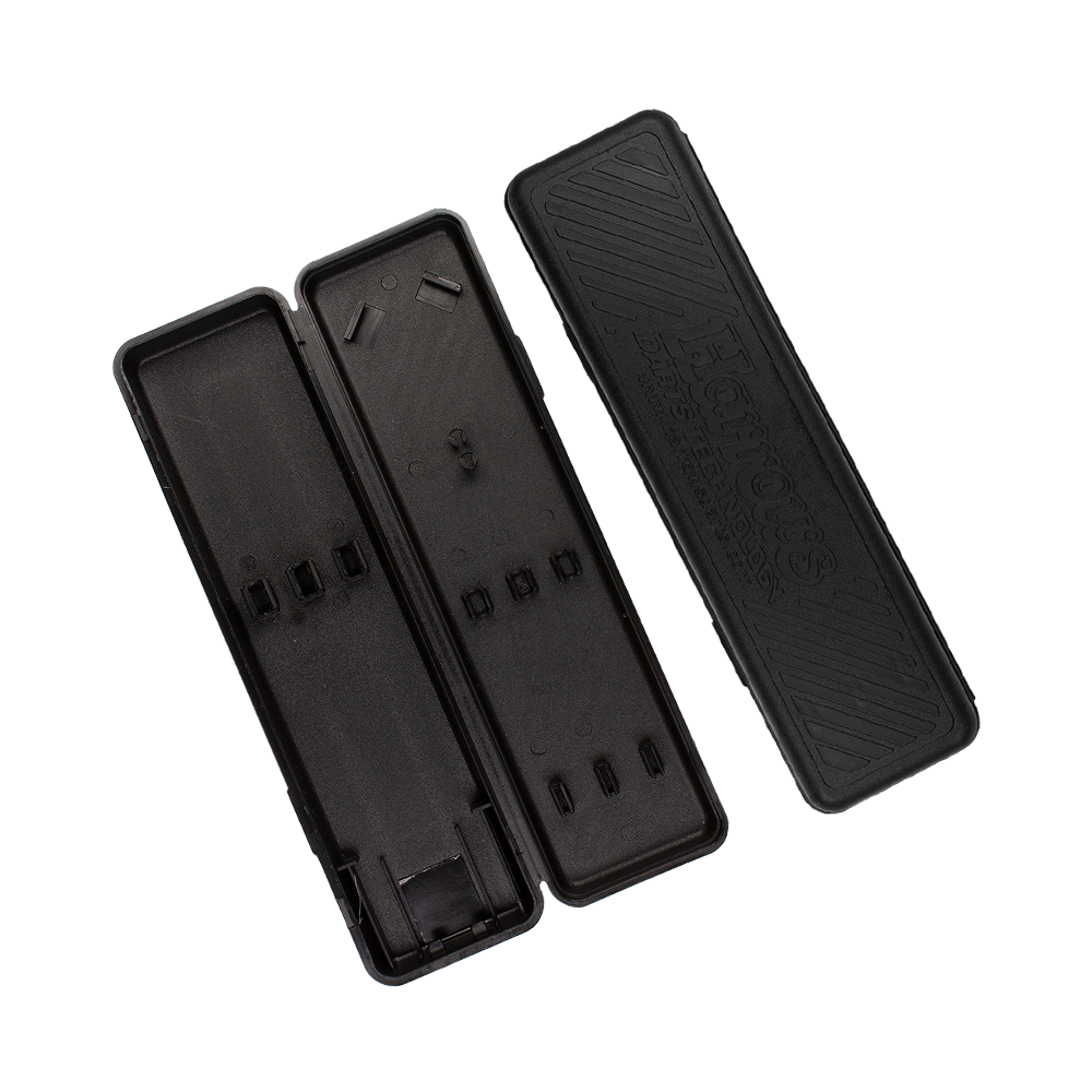 Harrows_Plastikbox Das Bild zeigt ein geöffnetes Etui für Harrows Blaze Style A Steeldarts. Die Hülle ist schwarz und aus Kunststoff gefertigt.