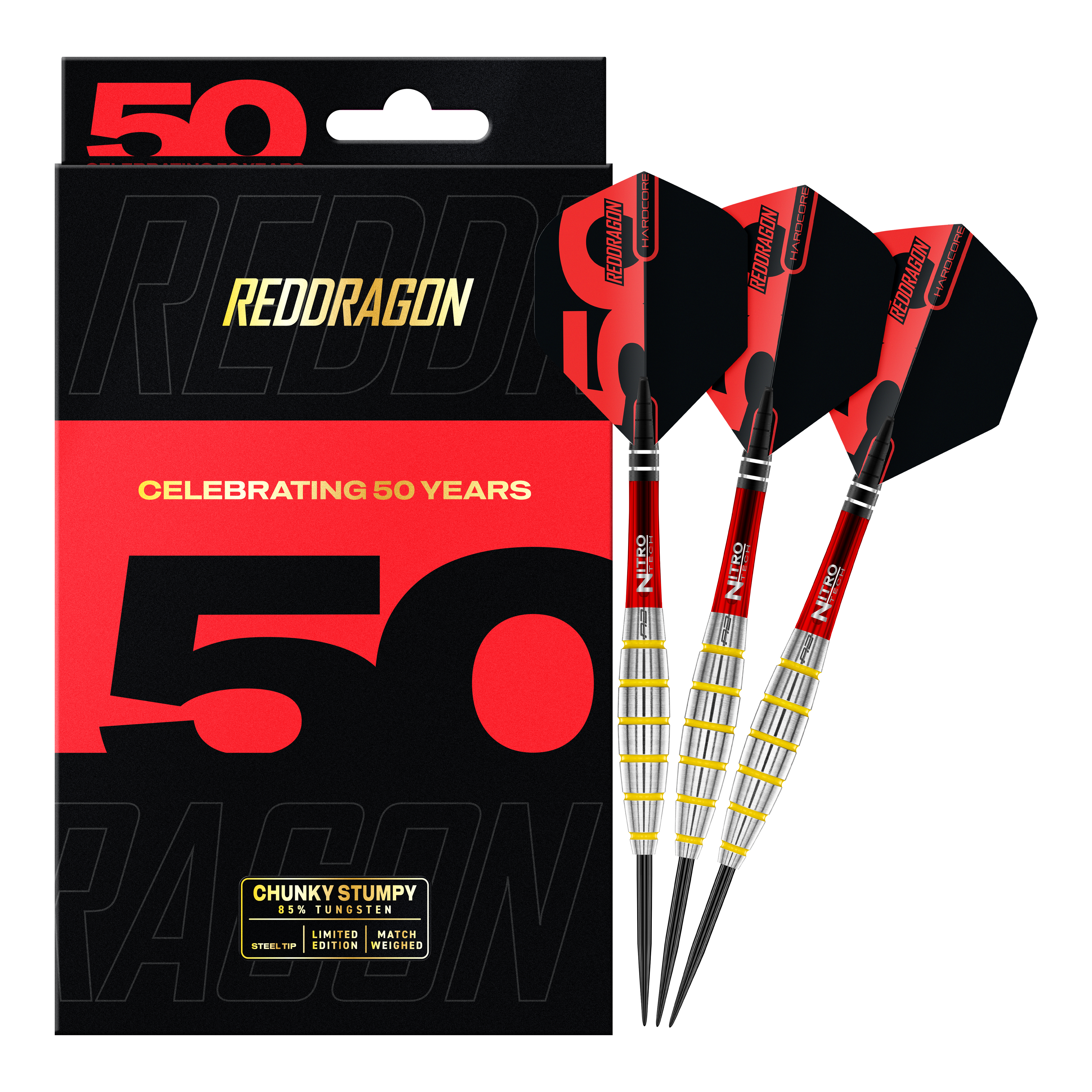 Auf dem Bild ist das Produkt "Red Dragon 50 Year Collection Chunky Stumpy 3 Steeldarts - 24g" zu sehen. Die Verpackung ist schwarz und rot gestaltet und neben ihr sind drei Steeldarts abgebildet.