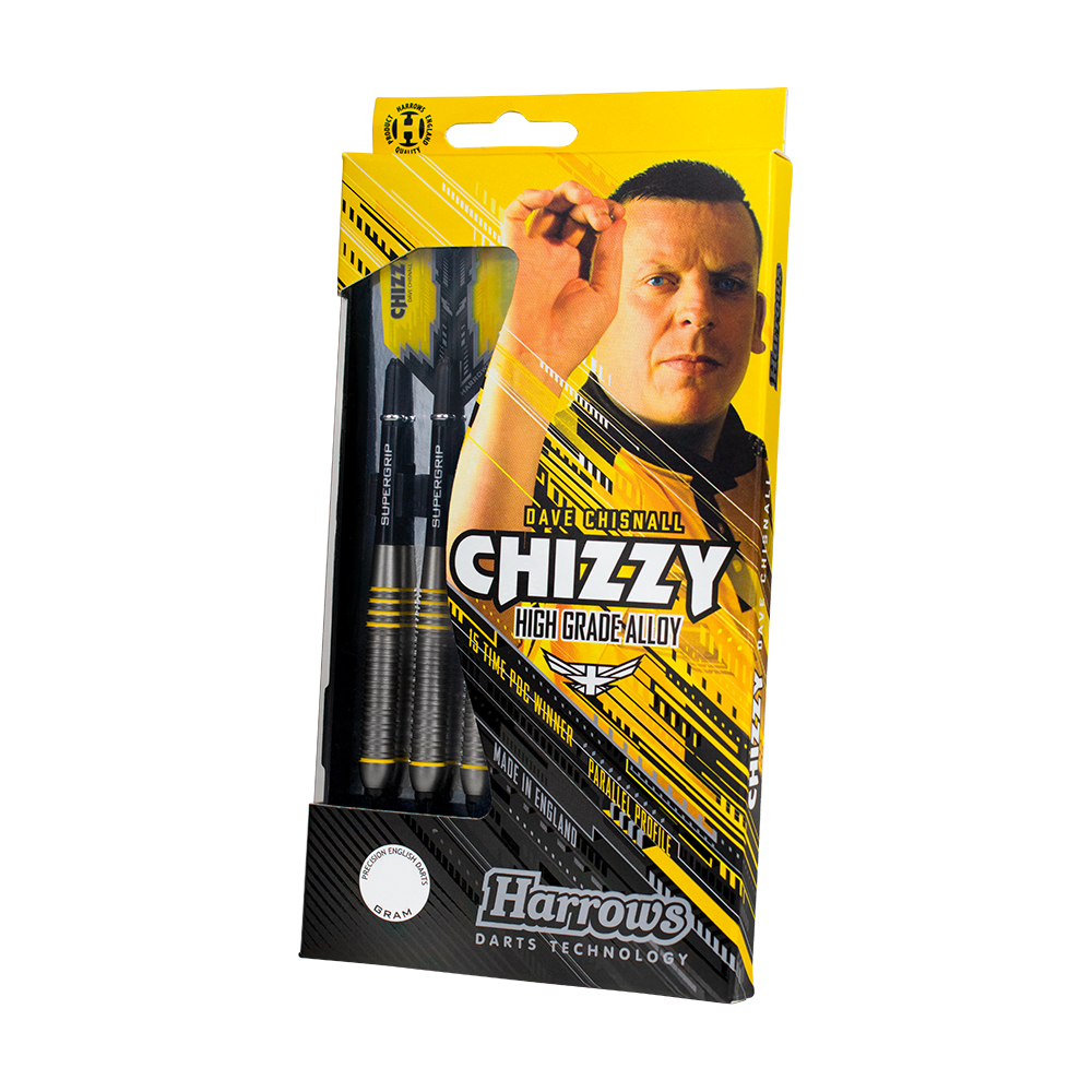 HA24476_Harrows_Dave_Chisnall_Chizzy_Brass_Softdarts_3 Auf dem Bild ist eine Verpackung der "Harrows Dave Chisnall Chizzy Brass Softdarts" zu sehen. Die Verpackung ist gelb-schwarz gestaltet und zeigt einen Mann sowie drei Darts.