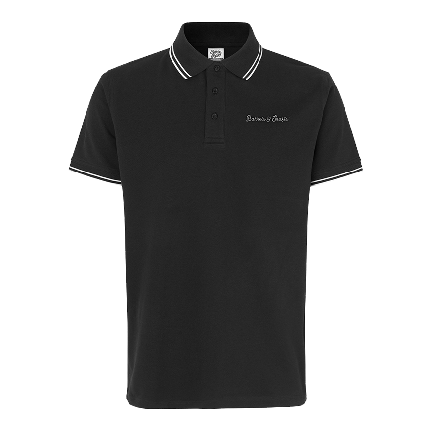 Koszulka polo Barrels and Shafts – czarna Das Bild zeigt ein schwarzes Poloshirt mit weißen Akzenten an Kragen und Ärmeln. Auf der Brust ist der Schriftzug "Barrels & Shafts" eingestickt.