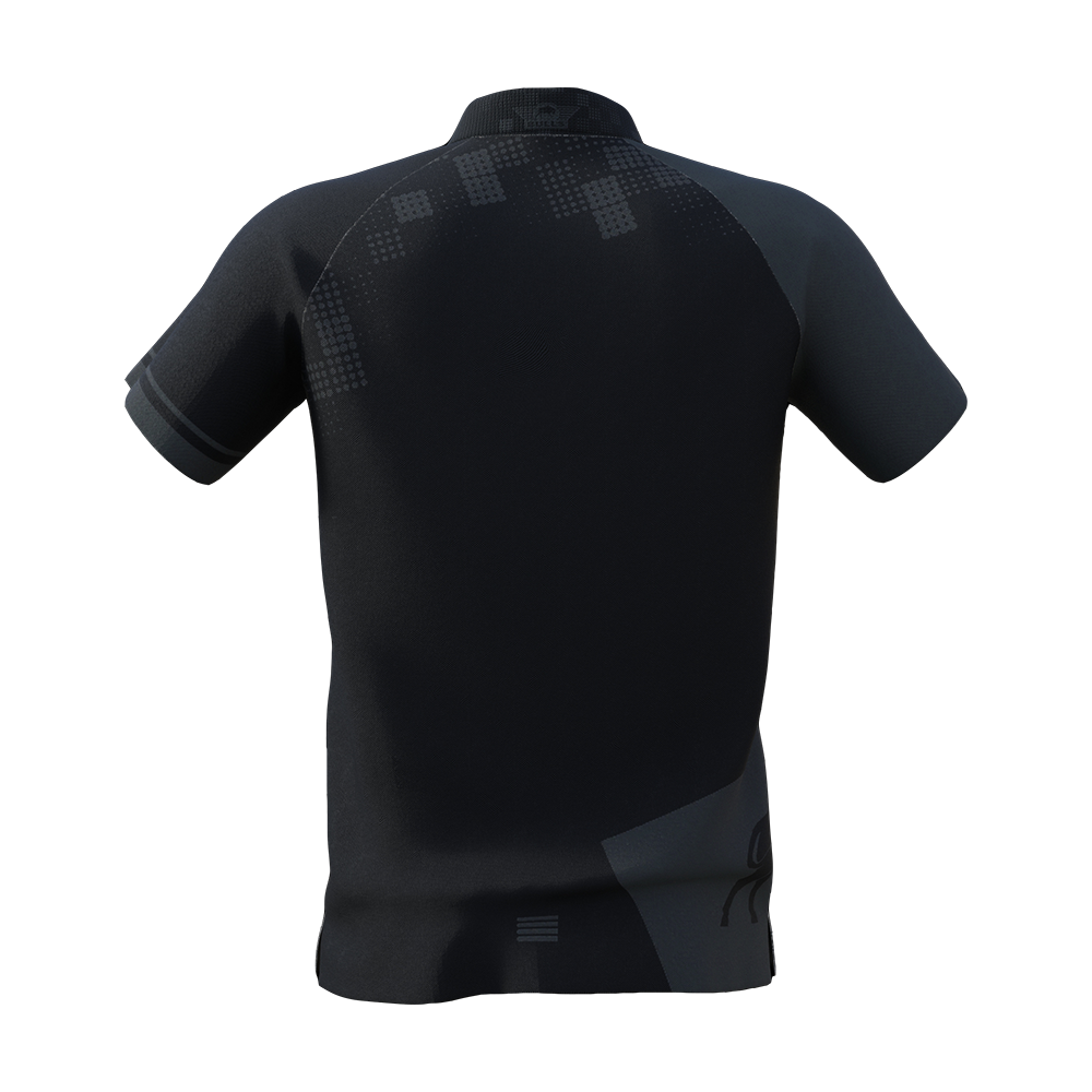 BU69610_BullsNL_Plain_Black_Dart_Poloshirt_3 Dies ist das Bulls NL Plain Black Dart Poloshirt, abgebildet von hinten. Das Poloshirt ist schwarz mit dezenten grauen Mustern auf Schultern und unterem Rand.