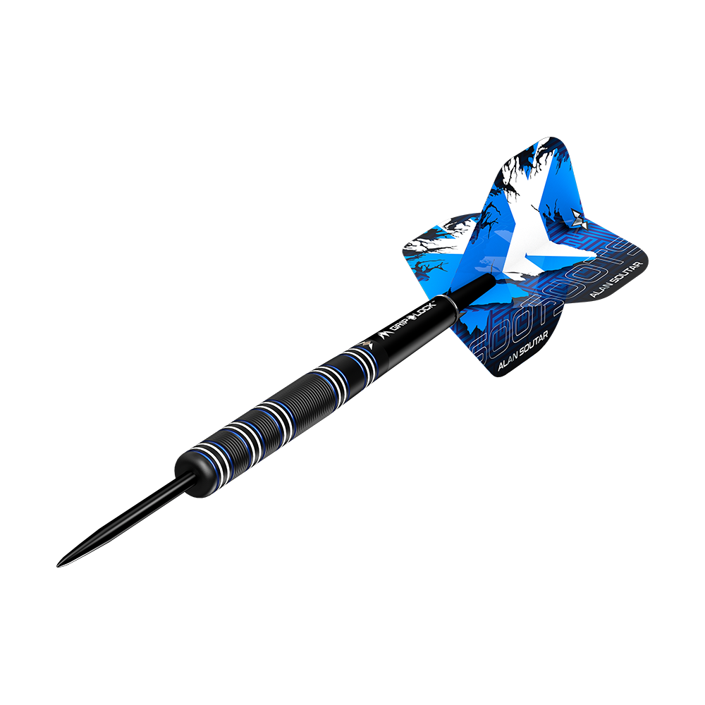 M001355_Mission_Alan_Soutar_Black_Titanium_Steeldarts_4 Auf dem Bild ist ein schwarzer Steeldart mit blauen Akzenten zu sehen. Der Dart trägt den Namen "Mission Alan Soutar Black Titanium Steeldarts - 24g" und hat auffällige blaue Flights.