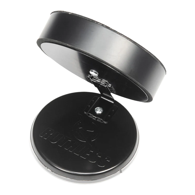 Zestaw do darta Ruthless Mini Desktop Das Bild zeigt das Produkt "Ruthless Mini Desktop Dartboard Set" in geöffnetem Zustand. Es besteht aus zwei runden, schwarzen Teilen, die durch ein Scharnier verbunden sind.