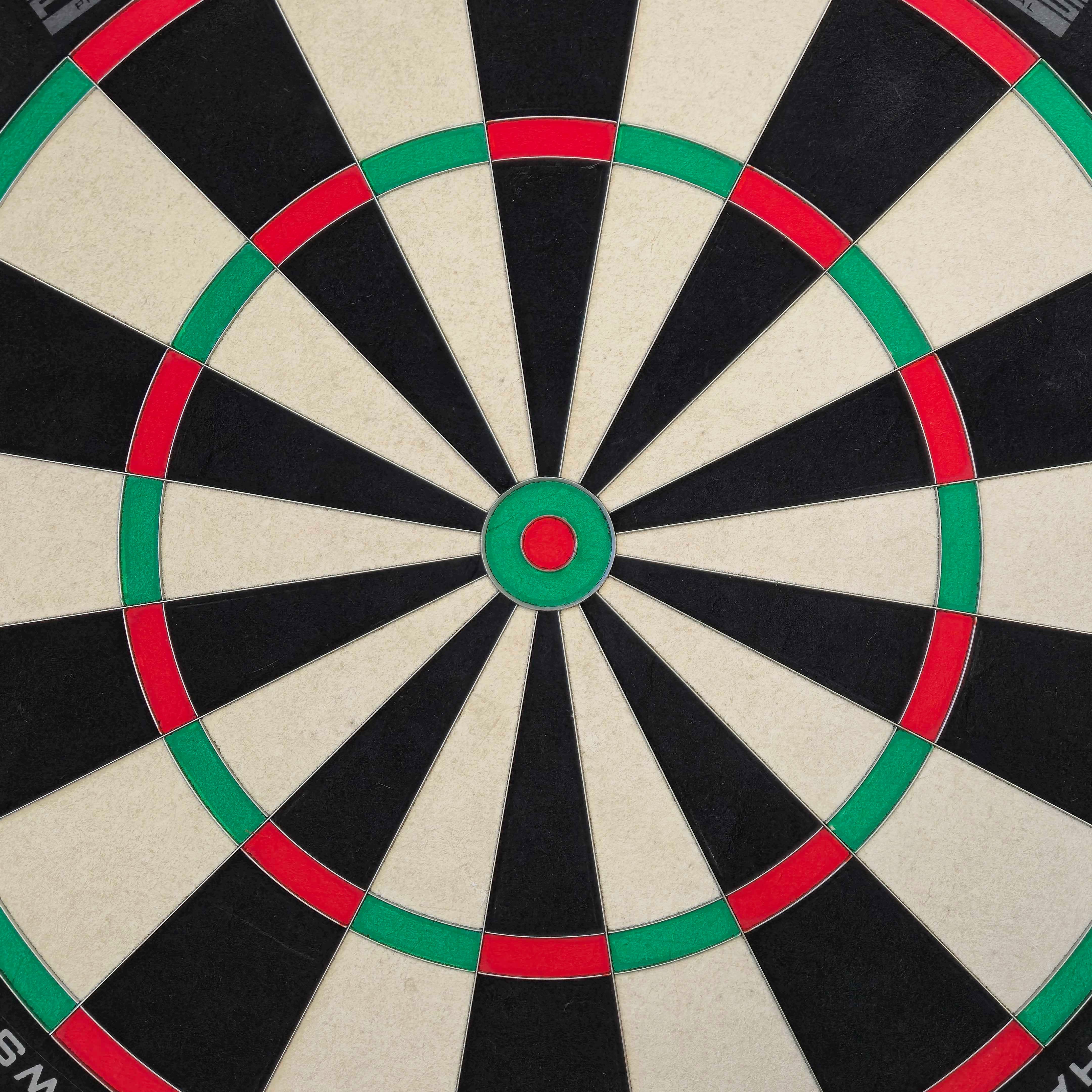 Stalowa tarcza do darta Harrows Fortis Das Harrows Fortis Steeldartboard wird hier von vorne gezeigt. Es eignet sich hervorragend für professionelle und Freizeitspieler.