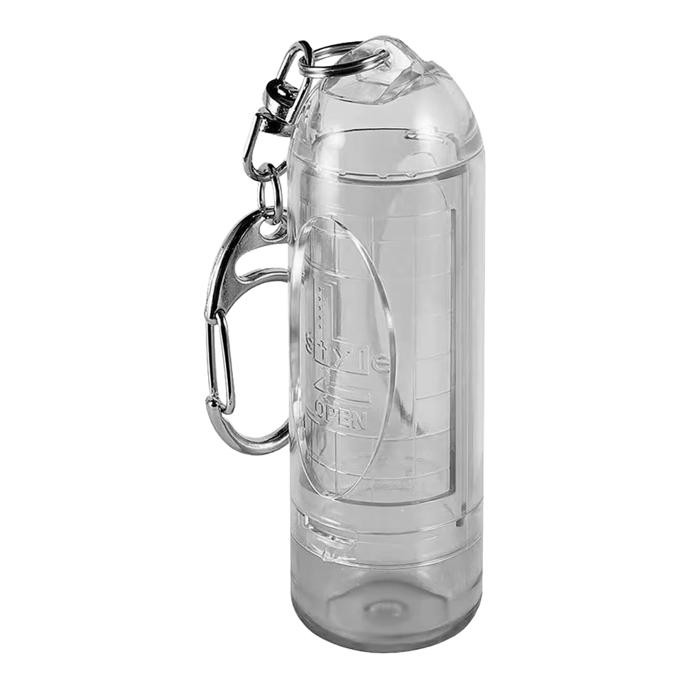 Das Bild zeigt ein transparentes, zylindrisches Etui mit Karabinerhaken. Es ist als Aufbewahrungsbehälter für kleine Gegenstände wie Dartspitzen gedacht.