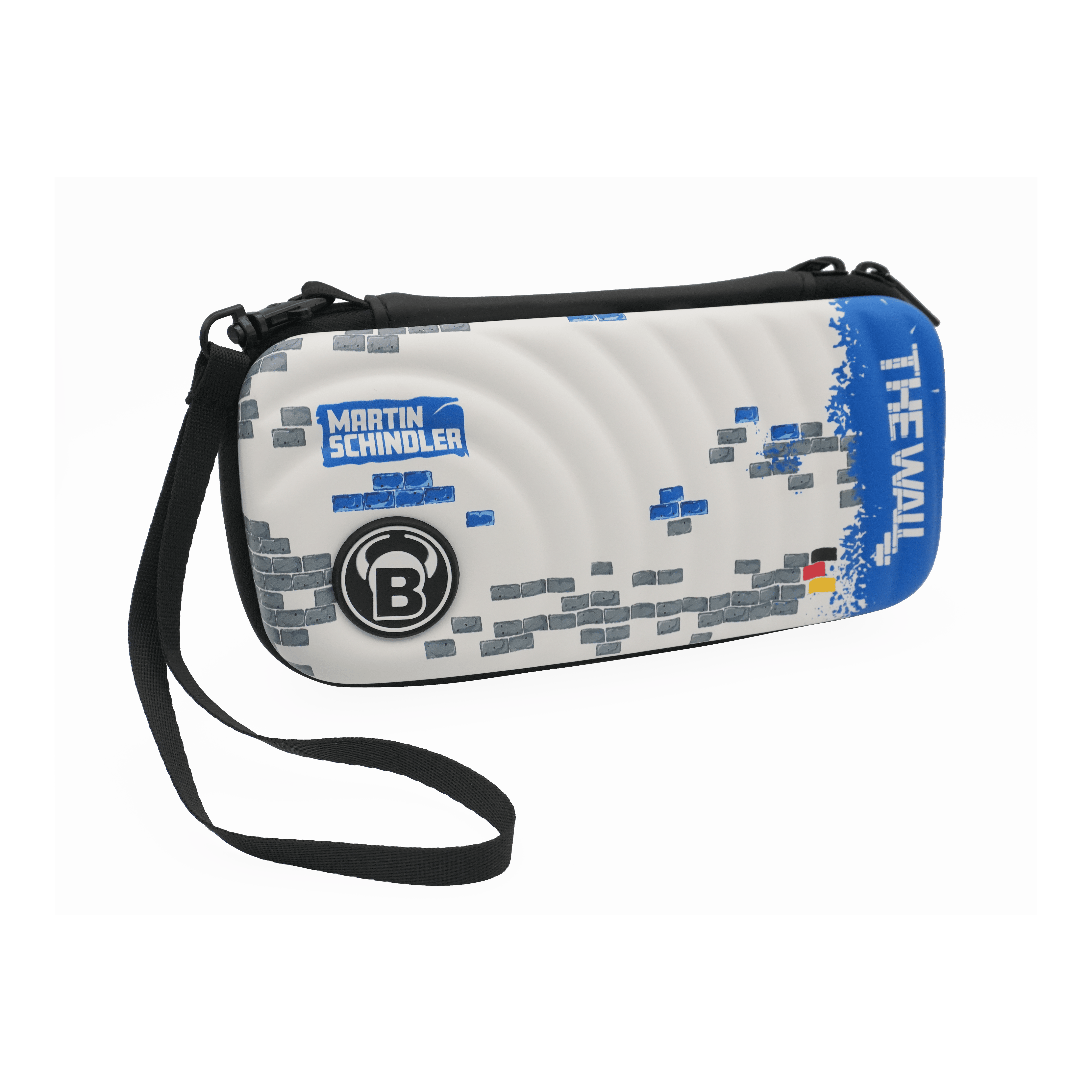 Etui na lotki Bulls Orbis S Martin Schindler Das Bild zeigt das Produkt "Bulls Orbis S Martin Schindler Dartcase". Das Dartcase ist weiß mit einem Ziegelstein-Muster, einem blauen Bereich mit der Aufschrift "THE WALL" und besitzt einen schwarzen Trageriemen.