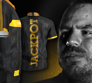 Ein Produktbild mit dem Dateinamen 2025-09_5L_Target_LewisDartshirt. Es zeigt vermutlich ein Dartshirt oder ähnlichen Artikel.