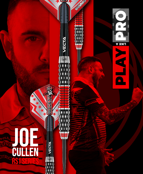 Auf dem Bild ist ein Werbebanner für Darts mit Joe Cullen und den RS1 Series Darts zu sehen. Die Farben Rot und Schwarz dominieren das Design und der Slogan „Play like a Pro“ ist abgebildet.