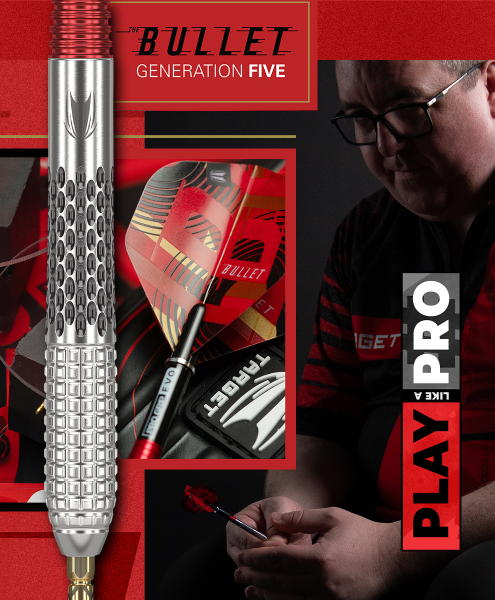 Das Bild zeigt eine Nahaufnahme eines modernen Dartpfeils mit der Aufschrift „THE BULLET GENERATION FIVE“. Rechts sitzt eine Person im rot-schwarzen Trikot und hält einen Dartpfeil in der Hand; daneben steht der Slogan „PLAY LIKE A PRO“.