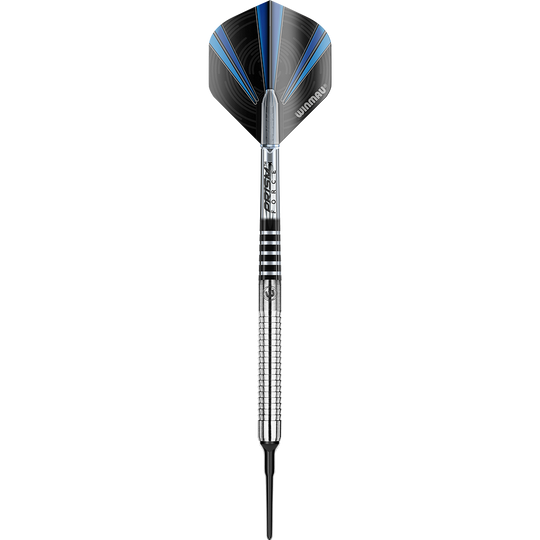 Das Bild zeigt einen Softdartpfeil mit einer schwarzen und blauen Flights. Der Schaft ist silbern mit schwarzen Ringen und die Spitze ist aus Kunststoff.