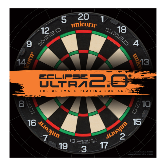 Das Bild zeigt eine Unicorn Eclipse Ultra 2.0 Steeldartboard. In der Mitte ist ein orangefarbener Streifen mit dem Schriftzug "Eclipse Ultra 2.0 – The Ultimate Playing Surface".