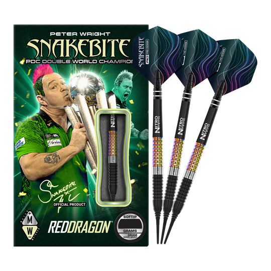 Das Bild zeigt das Produkt "Red Dragon Peter Wright Corra Softdarts - 18g" mit einer farbenfrohen Verpackung. Drei Softdarts mit buntem Griff und schwarzen Spitzen sind daneben abgebildet.