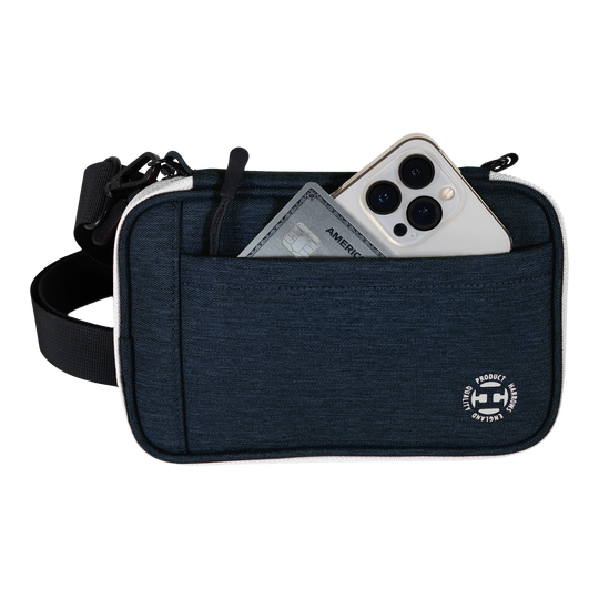 Etui na lotki Harrows Smart Case XL Eine blaue Tasche mit Vorderfach enthält ein Smartphone und eine Kreditkarte. Am unteren Rand der Tasche befindet sich ein rundes weißes Logo.