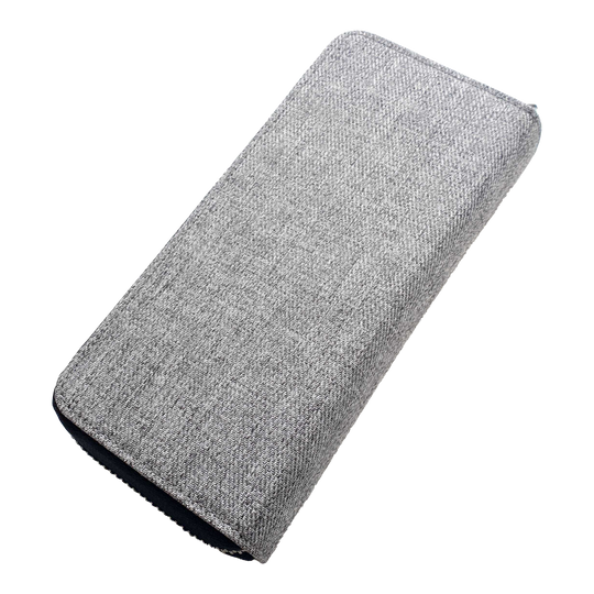 Przypadek biznesowy Cameo Pro3 Das Bild zeigt ein graues, rechteckiges Etui mit Stoffüberzug. Das Etui liegt auf einem schwarzen Hintergrund.