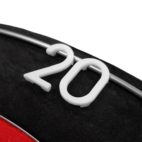 Ring-Weiss_McDart_Dartboard_Ersatz-Zahlenring_Ersatznummern_Weiss_6 Auf dem Bild ist ein weißer Nummernring mit der Zahl "20" auf einem Dartboard zu sehen. Es handelt sich um ein Ersatz-Zahlenring-Produkt für Dartboards.