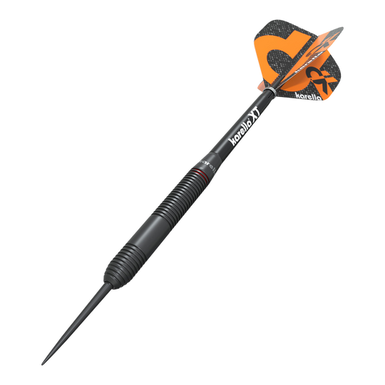 Rzutki stalowe Karella Daniel Klose Das Bild zeigt einen Karella Daniel Klose Steeldart. Der Dartpfeil ist schwarz mit orangem Flights und hat ein modernes Design.