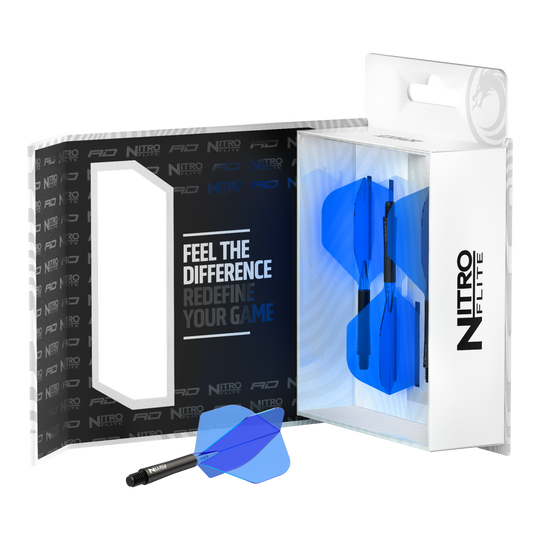 Red Dragon Nitroflite - Czarny trzonek niebieski nr 2 Loty Die Abbildung zeigt das Produkt "Red Dragon Nitroflite - Black Shaft Blue No2 Flights" in einer Verpackung. Drei blaue Dartflights mit schwarzen Schäften sind im Inneren sichtbar.