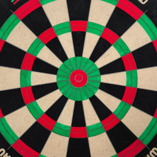 Dieses Bild stellt das Winmau Equalizer Steeldartboard dar. Das Steeldartboard eignet sich für präzises Dartspielen.