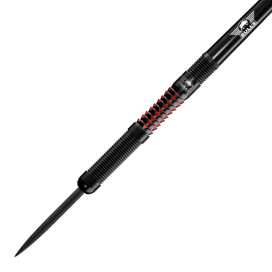 Stalowe lotki Bulls NL Benjamin Pratnemer - 20g Auf dem Bild ist der Bulls NL Benjamin Pratnemer Steeldart mit 20g Gewicht zu sehen. Der Dart hat ein schwarzes Design mit roten Akzenten und feinen Rillen für besseren Halt.