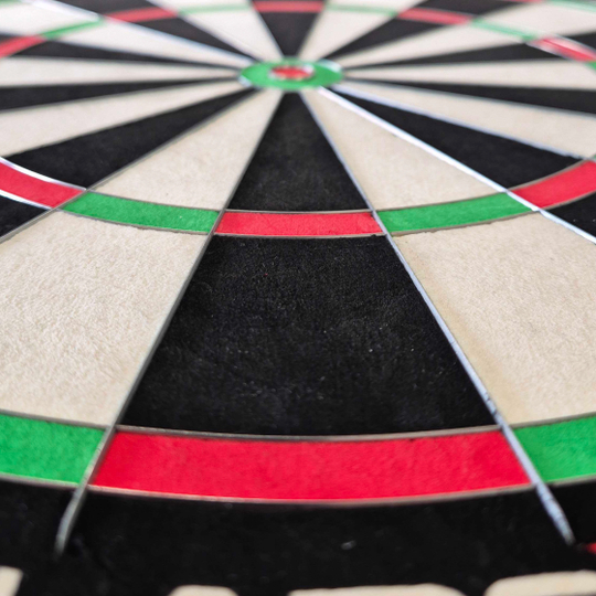 Stalowa tarcza do darta Winmau Blade X ProCore Das Bild zeigt das Produkt Winmau Blade X ProCore Steeldartboard. Dies ist eine hochwertige Steeldart-Dartscheibe für ambitionierte Spieler.