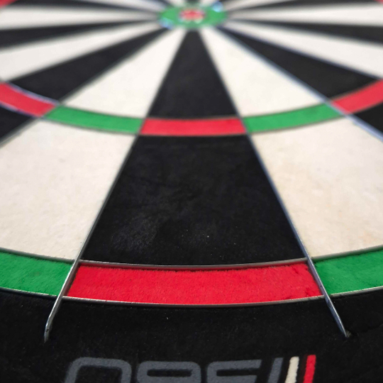 Tarcza do darta Winmau Blade 6 Triple Core 360 ze stali Das Bild ist nicht sichtbar, aber der Dateiname weist auf ein Winmau Blade 360 Steeldartboard hin. Es handelt sich vermutlich um ein Steeldartboard für den Dartsport.