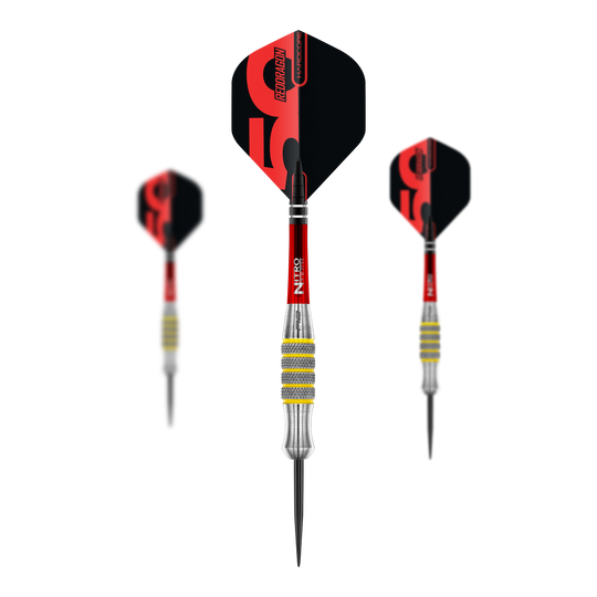 Das Bild zeigt drei Steeldarts aus der „Red Dragon 50 Year Collection Chunky Stumpy 7“-Serie mit einem Gewicht von 28 Gramm. Die Darts haben schwarze und rote Flights sowie einen silbernen Barrel mit blauen und goldenen Ringen.