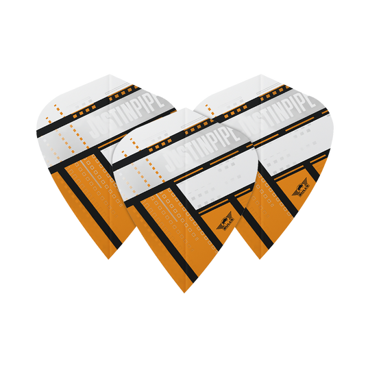 Das Bild zeigt drei Dartflights des Modells "Bulls NL Powerflite Justin Pipe Match Kite Flights". Sie sind in den Farben Weiß, Orange und Schwarz gestaltet und tragen den Schriftzug "JUSTIN PIPE".