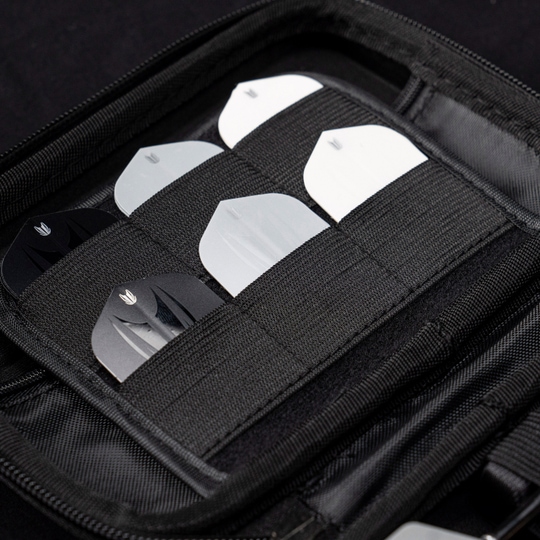 Etui na lotki Target Takoma Stephen Bunting Das Bild zeigt das Target Takoma Stephen Bunting Dartcase. Im Inneren sind mehrere Dartflights ordentlich in elastischen Halterungen verstaut.