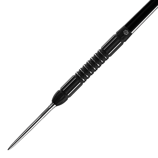 Stalowe lotki Caliburn Sword S2 Das Bild zeigt den Caliburn Sword S2 Steeldart. Der Dartpfeil hat ein schwarzes, geriffeltes Griffstück und eine silberne Spitze.