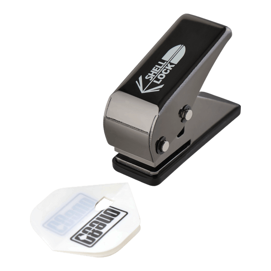 Dziurkacz typu L-Style One80 Shell Lock Punch Flight Punch Das Bild zeigt den L-Style One80 Shell Lock Punch Flightlocher. Neben dem Locher liegt ein gestanztes Dart-Flight.