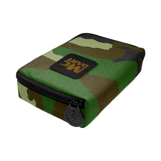 716_McDart_Tasche_Klein_Camo_2 Dies ist eine kleine Tasche mit Camouflage-Muster von McDart. Sie hat einen schwarzen Reißverschluss und ein McDart-Logo auf der Oberseite.